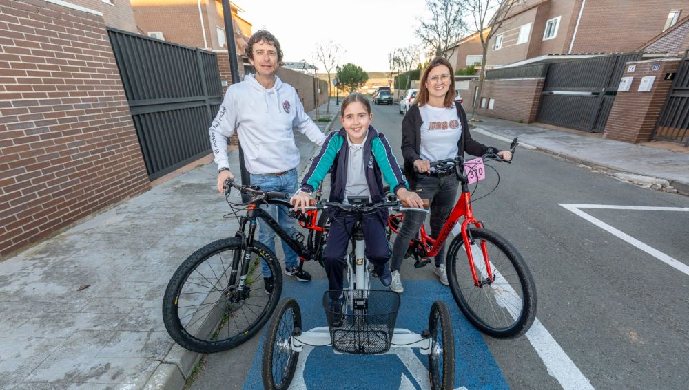 Alfredo, Eva y Olivia, la familia que monta en bici para visibilizar la enfermedad que padece la niña