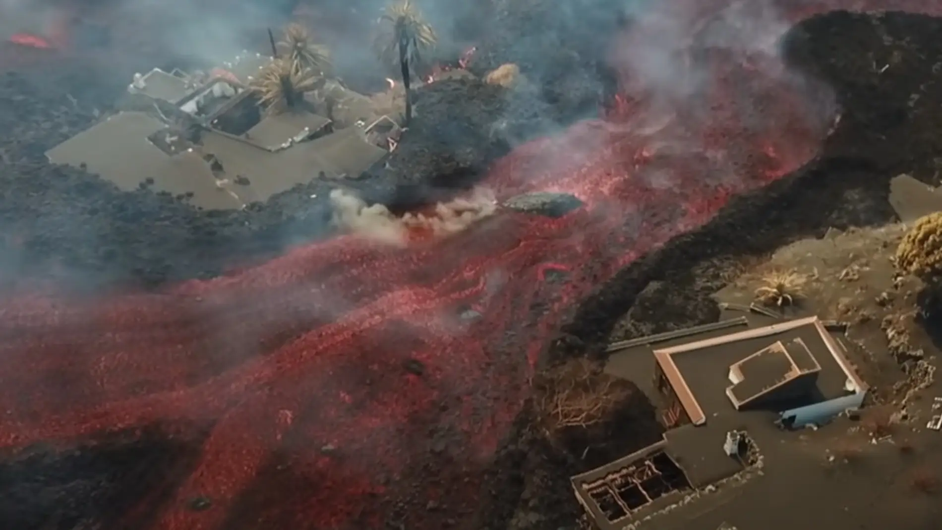 El momento en el que el volcán de La Palma expulsa una roca de gran tamaño en plena erupción