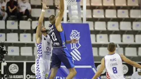 Oliver Arteaga, en el partido frente a Alicante,. Oliver Arteaga, en el partido frente a Alicante,.