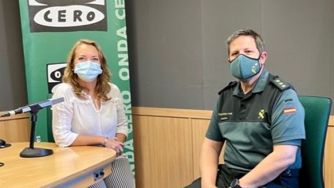 El Coronel Antonio Orantos posa junto a Elka Dimitrova en los estudios de Onda Cero Mallorca El Coronel Antonio Orantos posa junto a Elka Dimitrova en los estudios de Onda Cero Mallorca