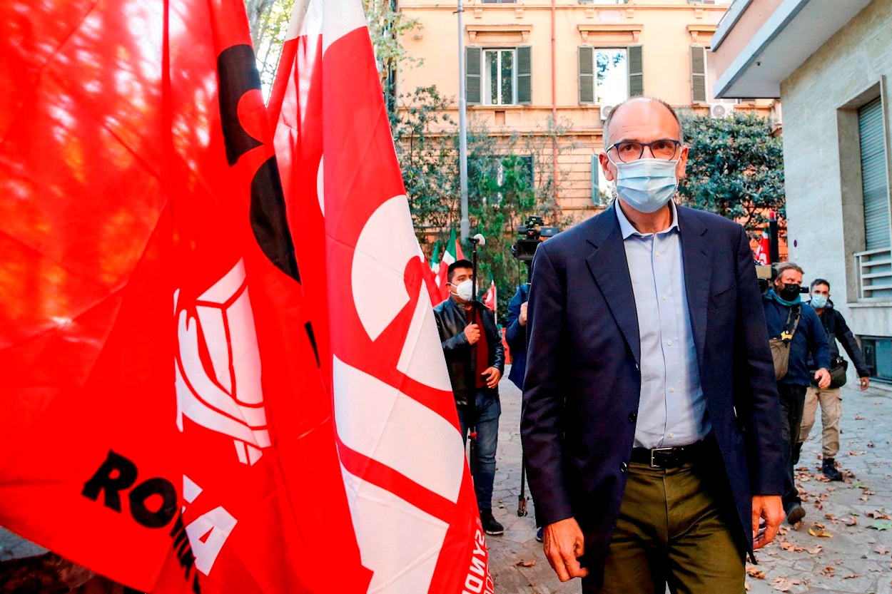 Miles de negacionistas y neofascistas protestan contra el pasaporte Covid en Italia Miles de negacionistas y neofascistas protestan contra el pasaporte Covid en Italia