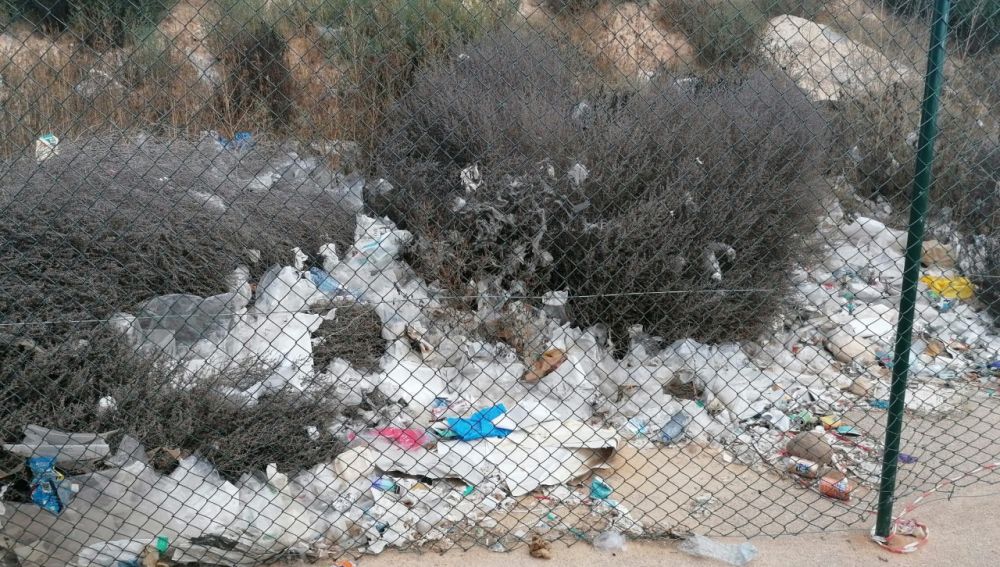 Suciedad en el entorno del estadio de fútbol de Elche.