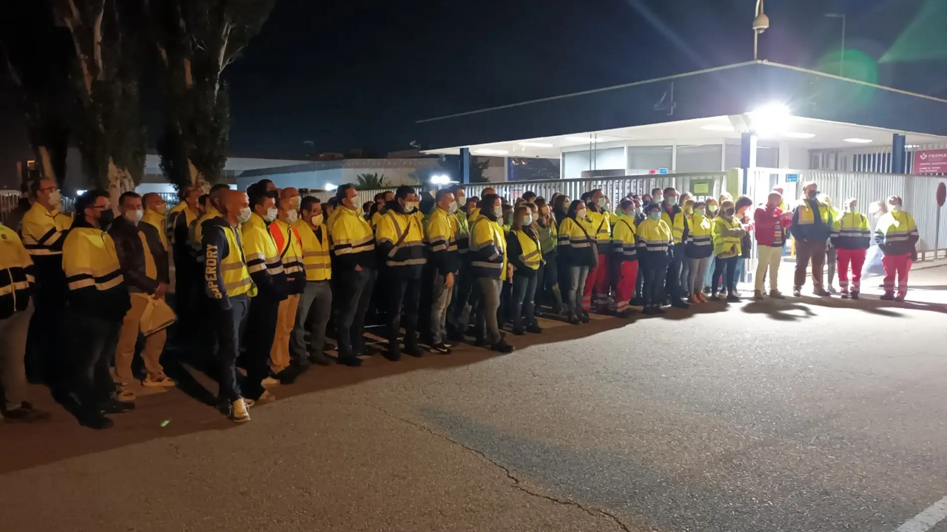 Los trabajadores de IDL se han concentrado a las puertas de la planta de Figueruelas
