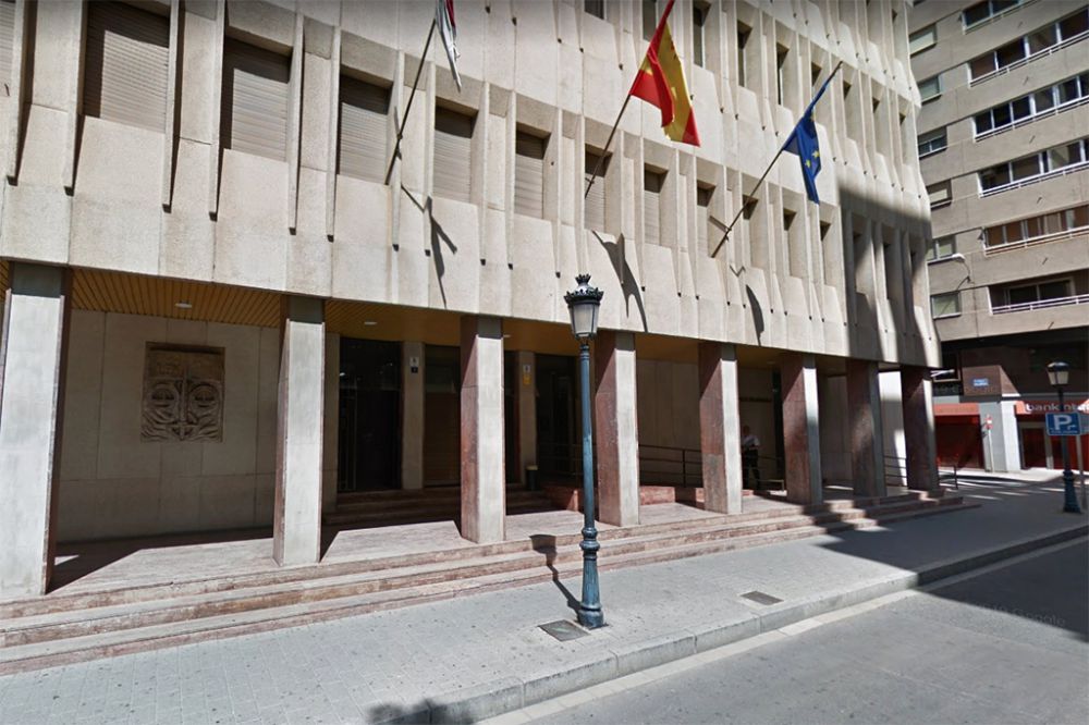 Piden 6 años de prisión para un hombre acusado de robar a dos mujeres ancianas a las que siguió hasta su portal Piden 6 años de prisión para un hombre acusado de robar a dos mujeres ancianas a las que siguió hasta su portal