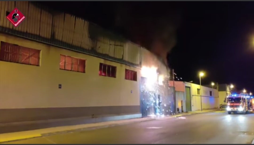 Arde una nave industrial que albergaba un taller de calzado en el Polígono de San Juan Arde una nave industrial que albergaba un taller de calzado en el Polígono de San Juan