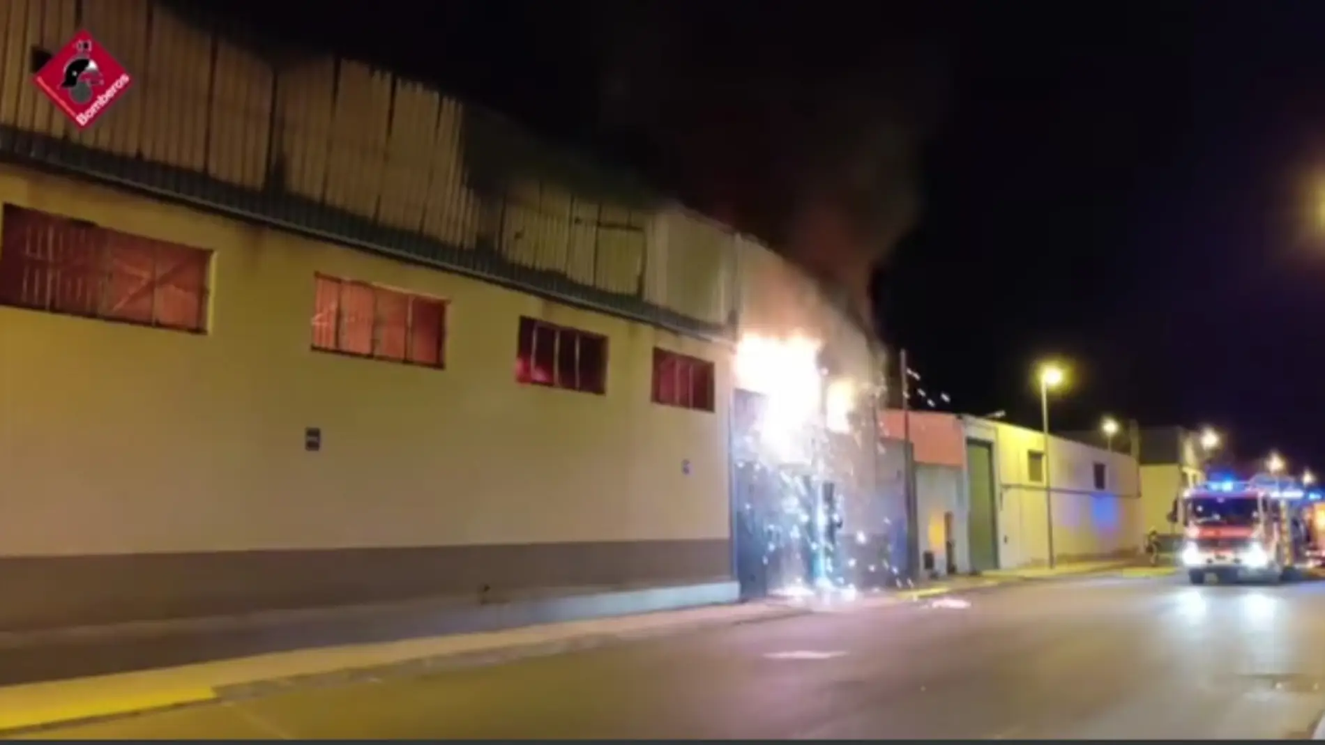 Arde una nave industrial que albergaba un taller de calzado en el Polígono de San Juan