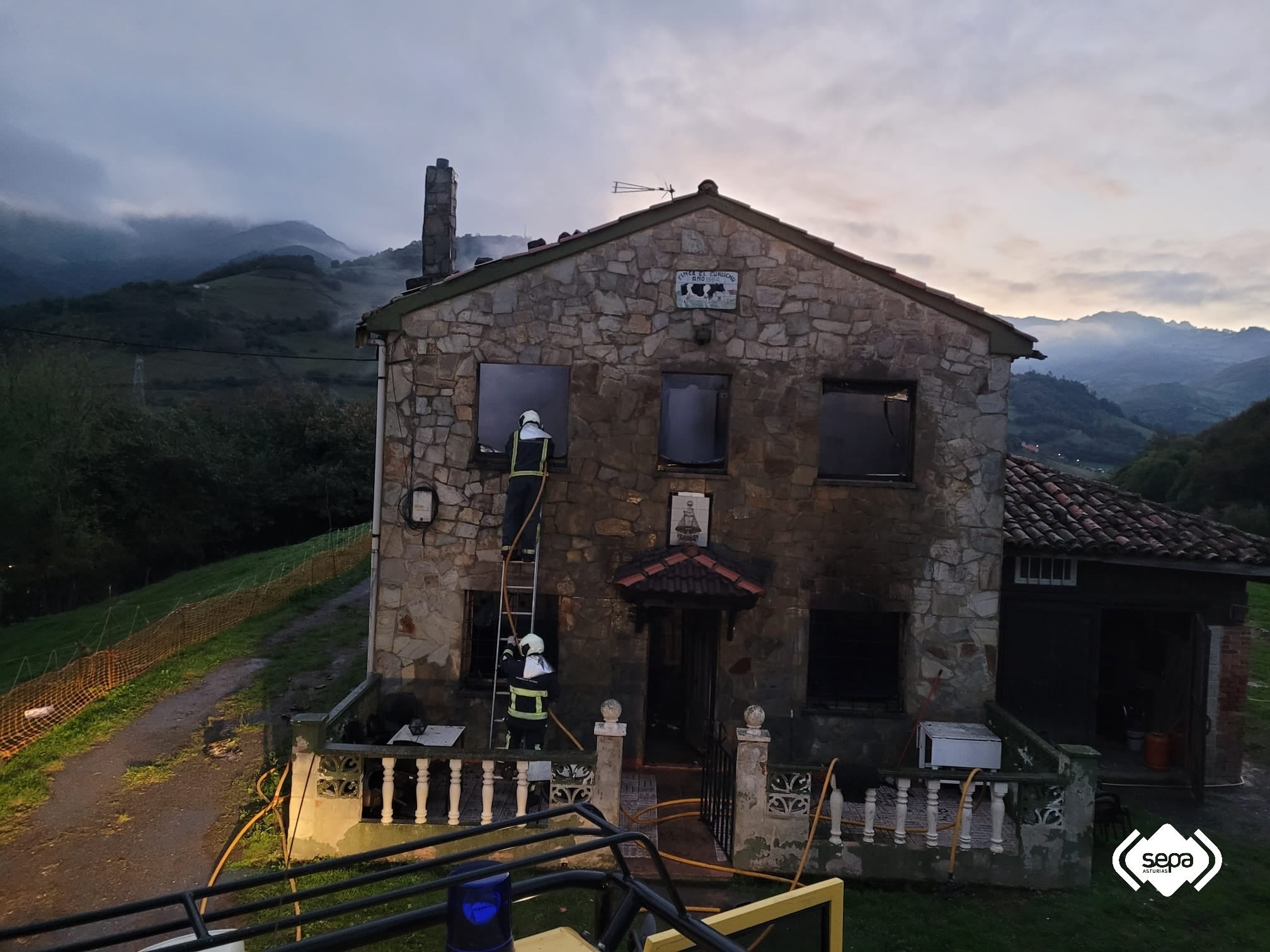 Fuego en una casa en Vega del Ciego, Lena Fuego en una casa en Vega del Ciego, Lena