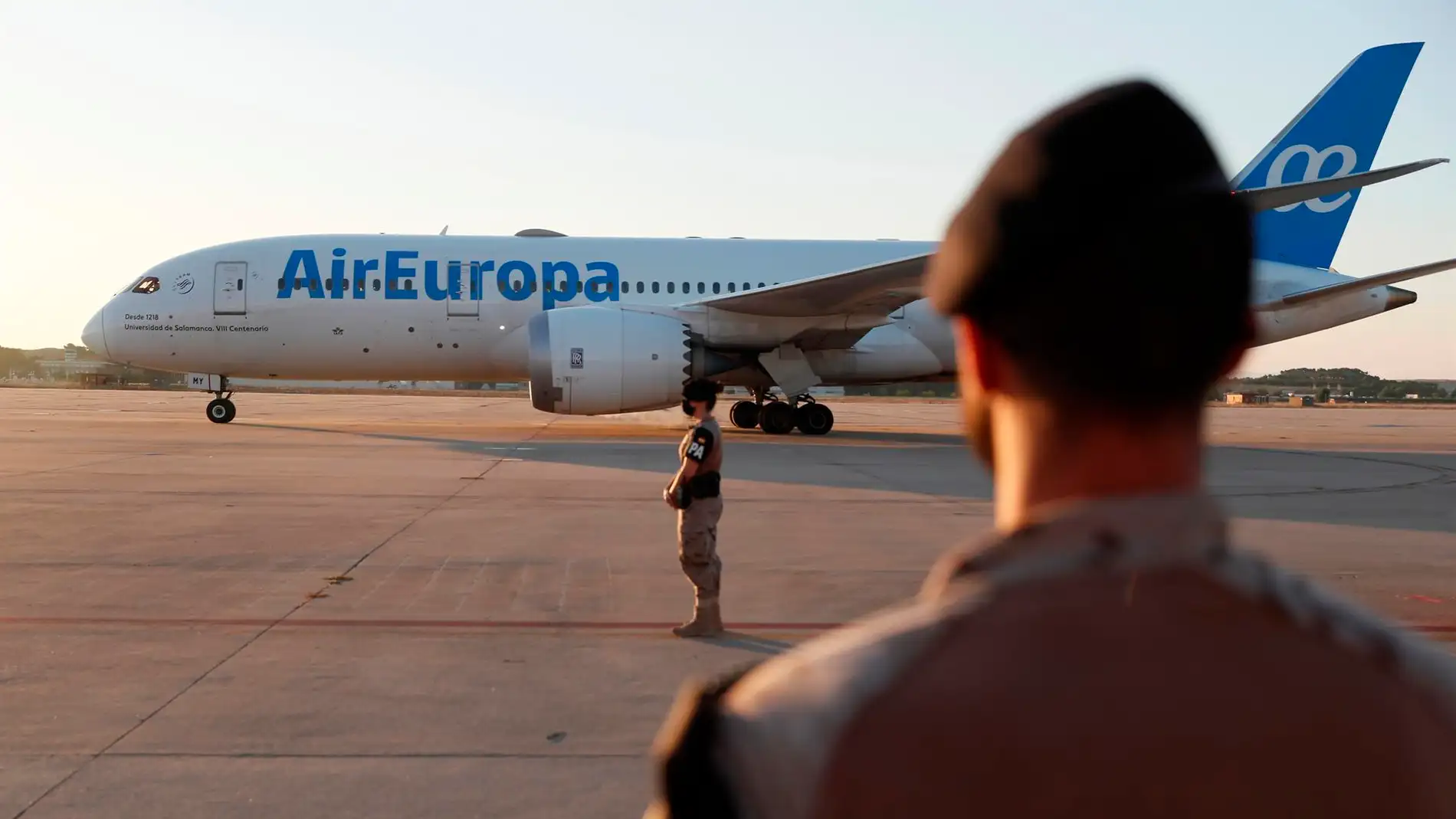 Llega a Torrejón el primer vuelo con más de 80 colaboradores afganos y sus familias 