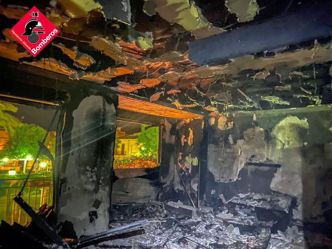 El incendio en una vivienda de Novelda obliga a los bomberos a evacuar a los vecinos del edificio a la azotea El incendio en una vivienda de Novelda obliga a los bomberos a evacuar a los vecinos del edificio a la azotea