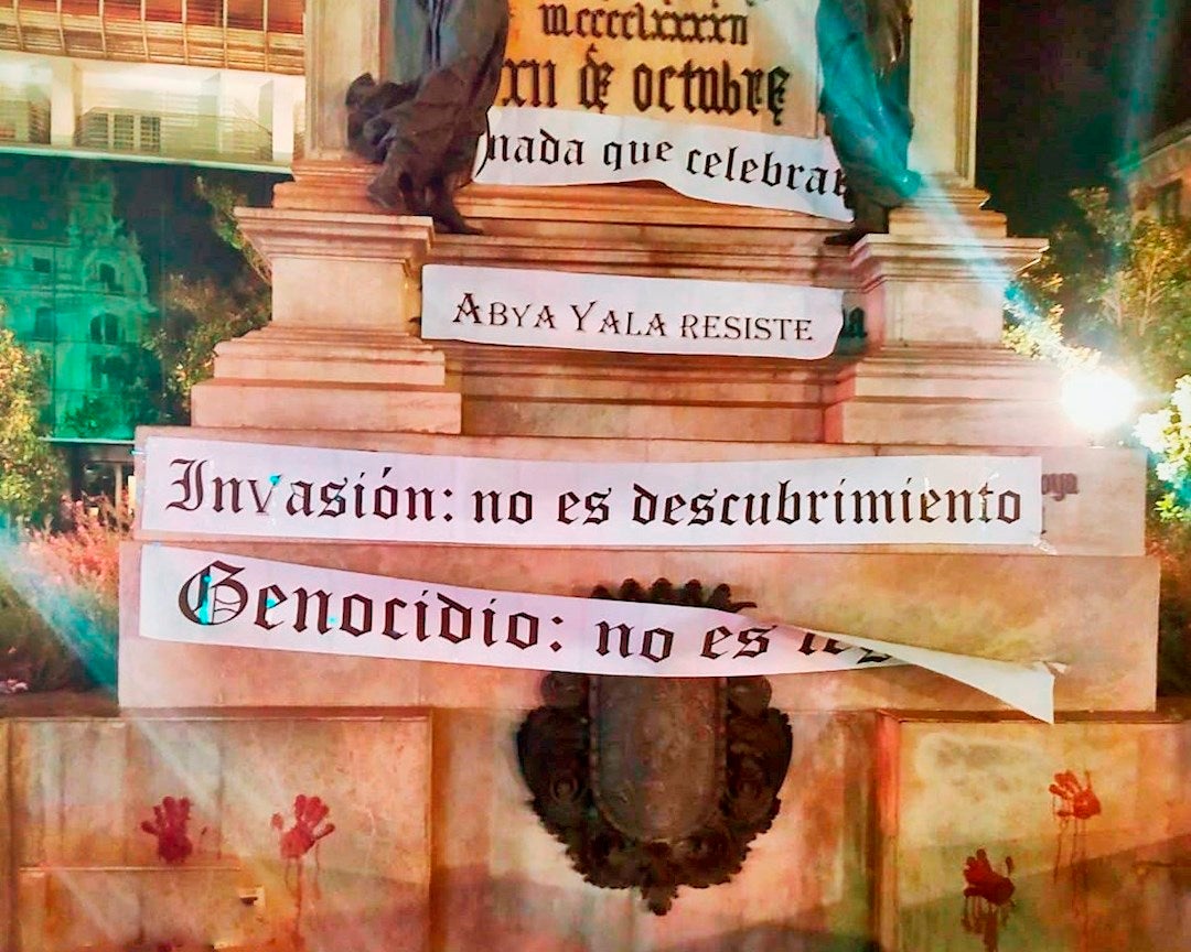 Dos jóvenes detenidas en Granada por hacer pintadas a una estatua de Colón contra el descubrimiento de América Dos jóvenes detenidas en Granada por hacer pintadas a una estatua de Colón contra el descubrimiento de América