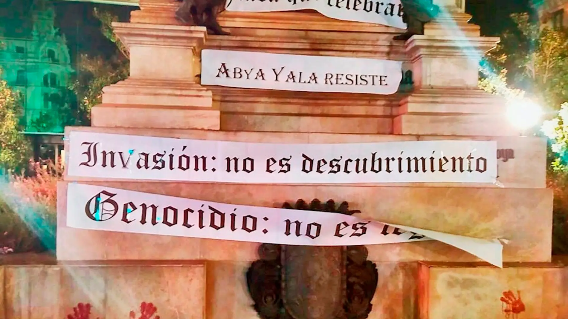 Imagen del estado en el que quedó la estatua de la plaza de Isabel La Católica de Granada