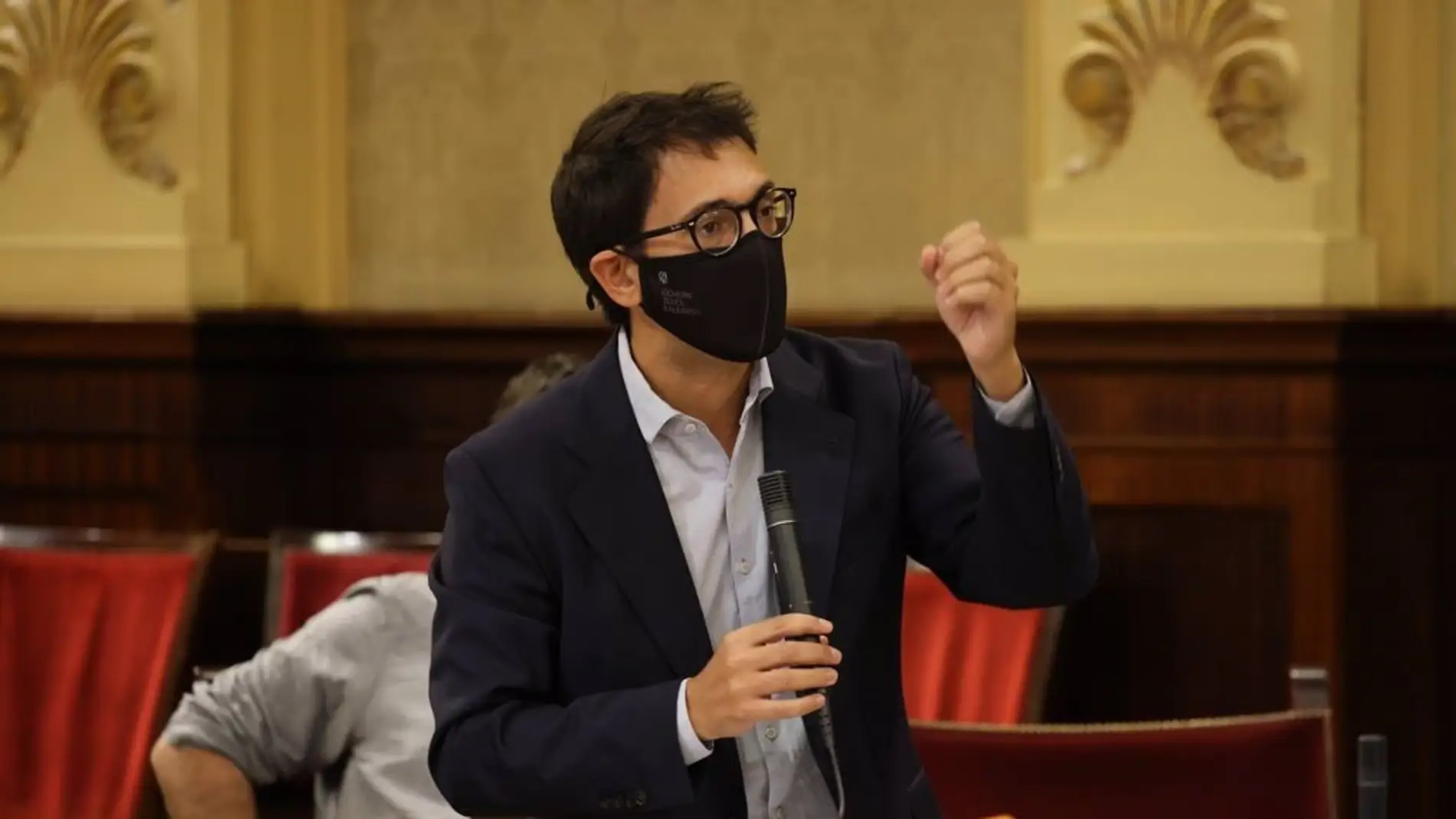 El conseller de Modelo Económico, Turismo y Trabajo, Iago Negueruela, en una imagen en el Parlament.