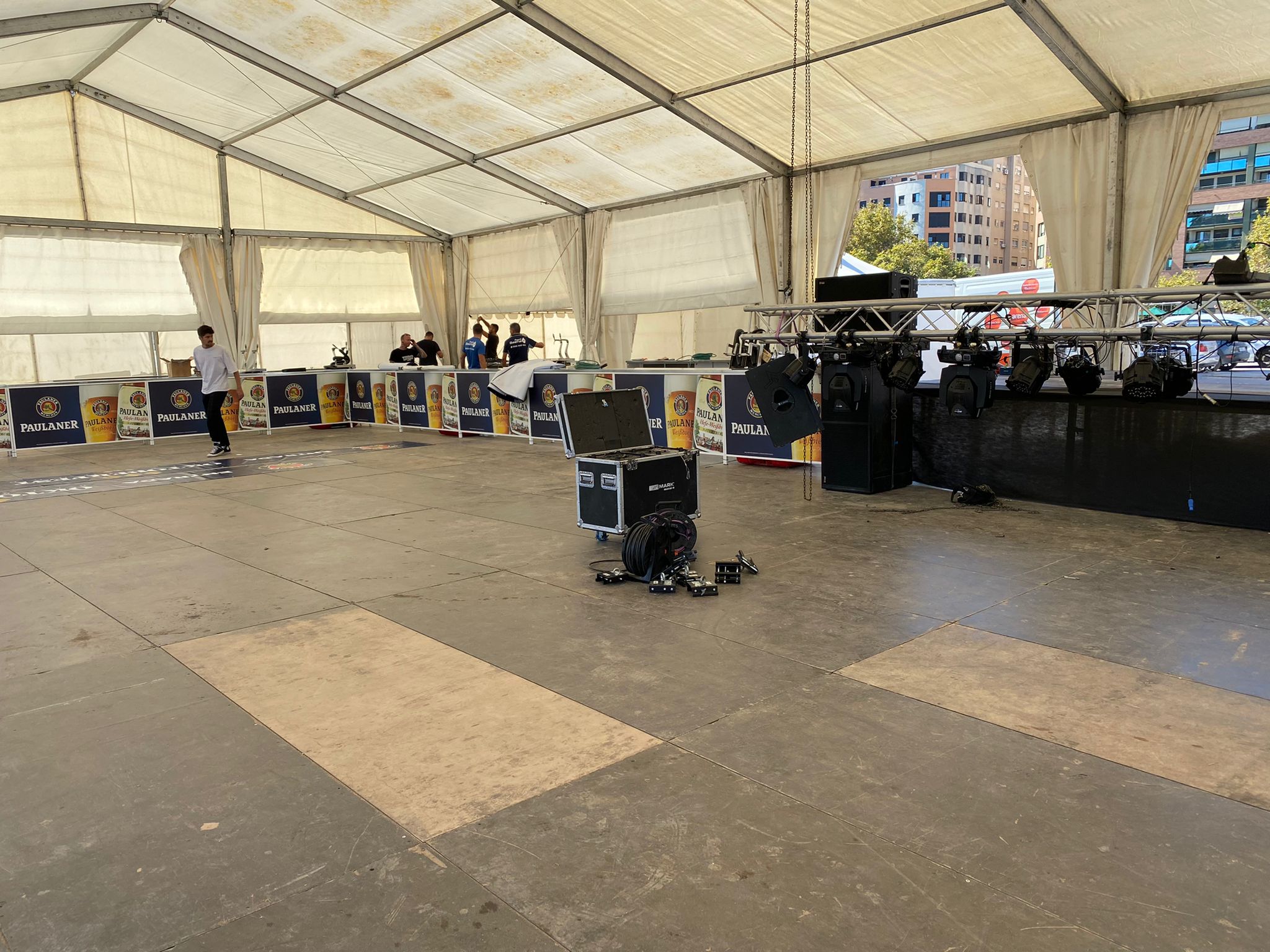 El Oktoberfest tuvo que cerrar sus puertas debido a una avalancha de personas El Oktoberfest tuvo que cerrar sus puertas debido a una avalancha de personas