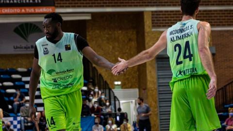 McDonell y Kabasele, en el partido ante Juaristi.