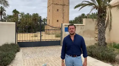 Pablo Ruz, portavoz del PP de Elche, junto al acceso cerrado de la Torre de Vaillo. Pablo Ruz, portavoz del PP de Elche, junto al acceso cerrado de la Torre de Vaillo.