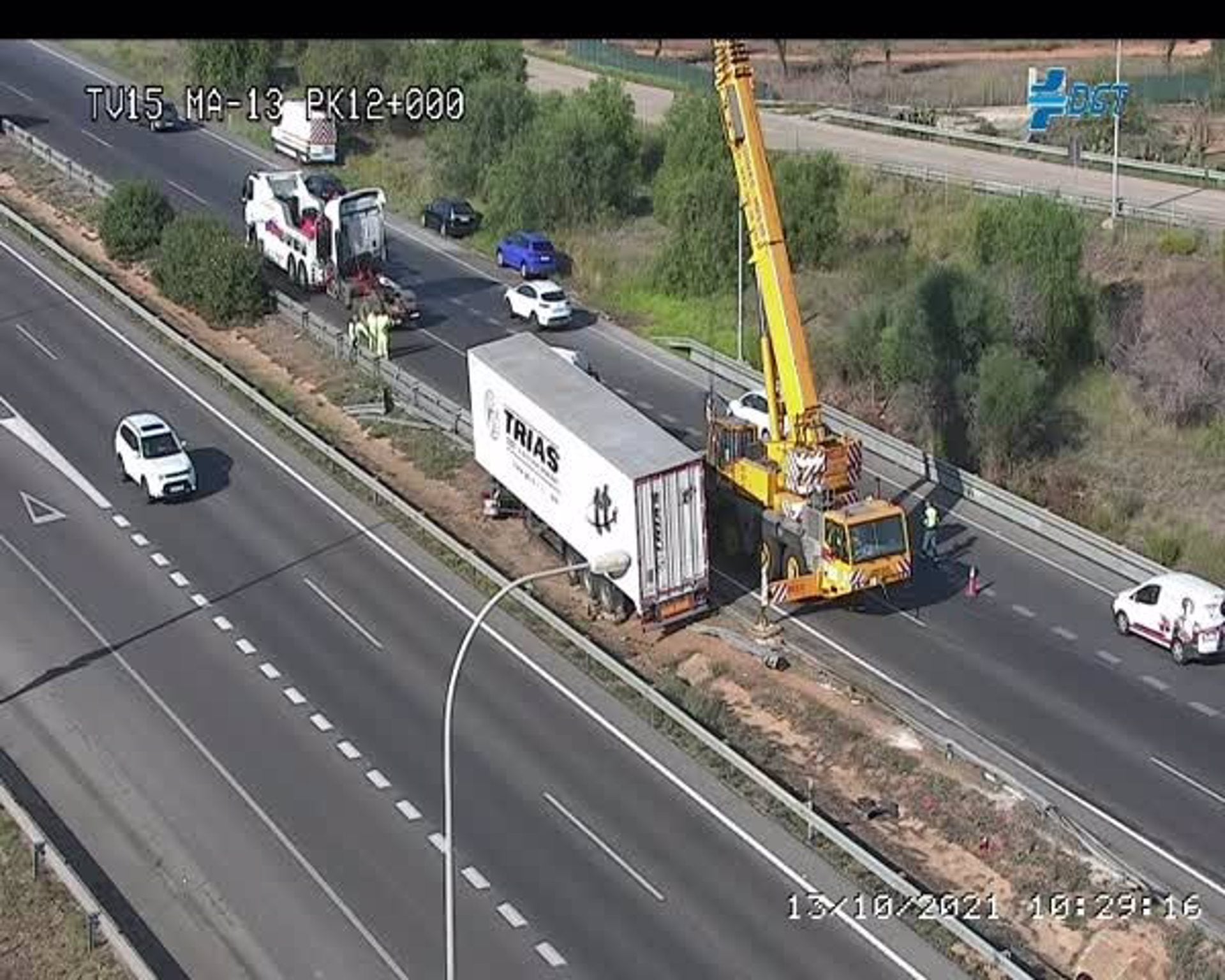 Reabierta al tráfico la autopista de Alcúdia a Palma tras volcar un camión Reabierta al tráfico la autopista de Alcúdia a Palma tras volcar un camión