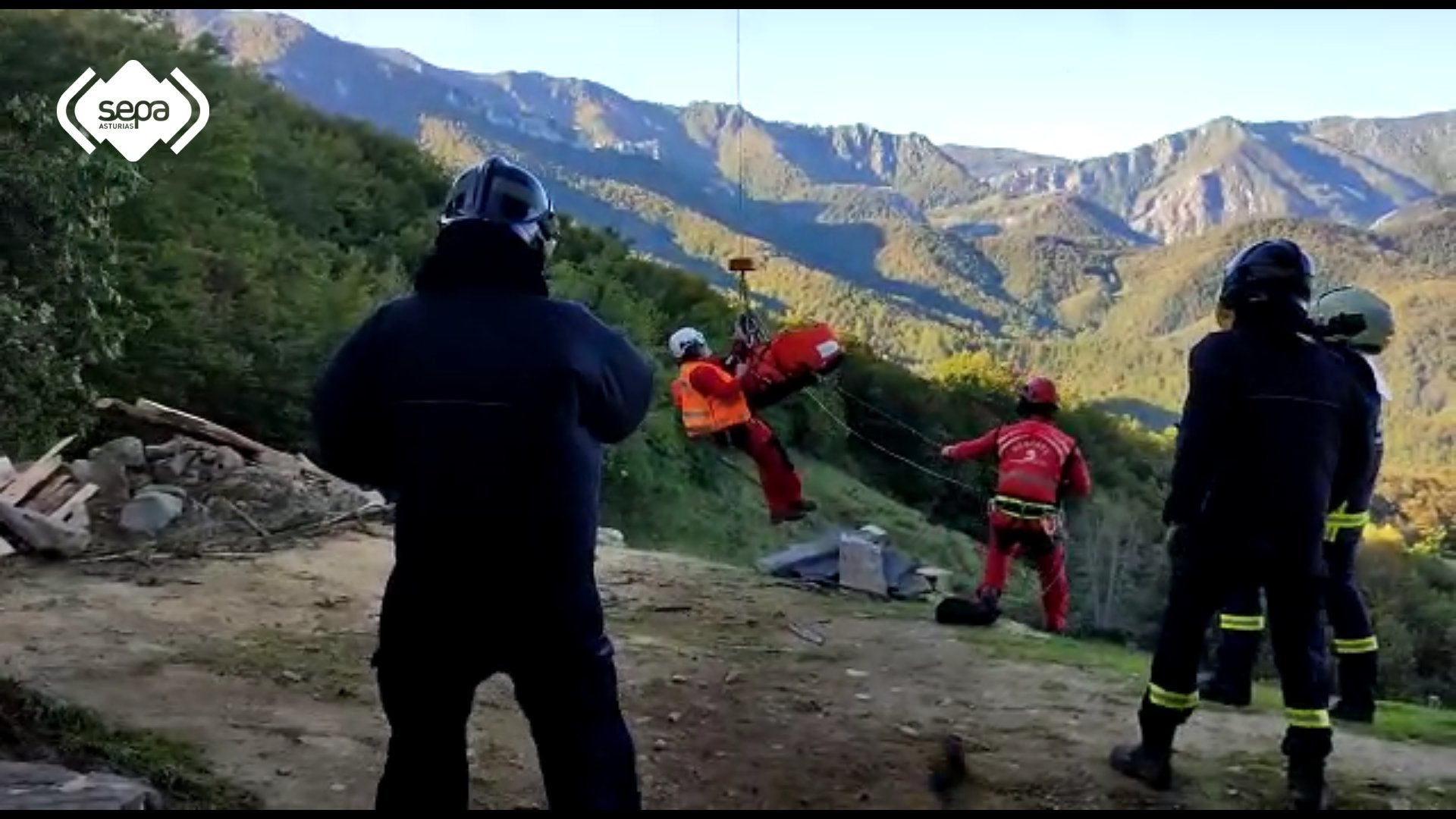 Rescatada una mujer con traumatismo en la cabeza tras caer en Caso Rescatada una mujer con traumatismo en la cabeza tras caer en Caso