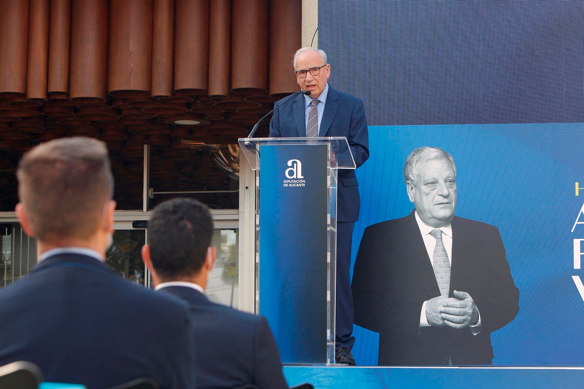 Alfonso Guerra: "Algunos abuchean a un presidente y aplauden a una cabra" Alfonso Guerra: "Algunos abuchean a un presidente y aplauden a una cabra"