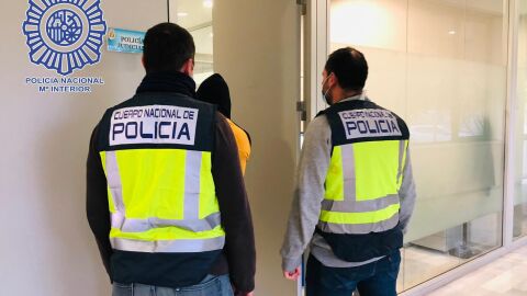 Agentes de la Policía Nacional trasladan al detenido