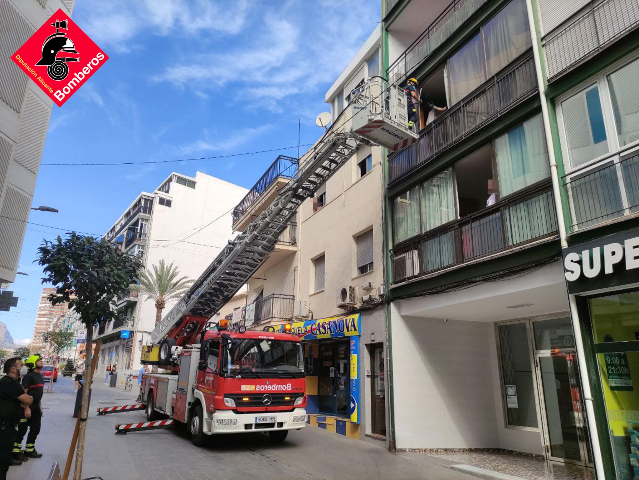 Bomberos del Consorcio rescatan a un anciano atrapado en su domicilio en Benidorm Bomberos del Consorcio rescatan a un anciano atrapado en su domicilio en Benidorm
