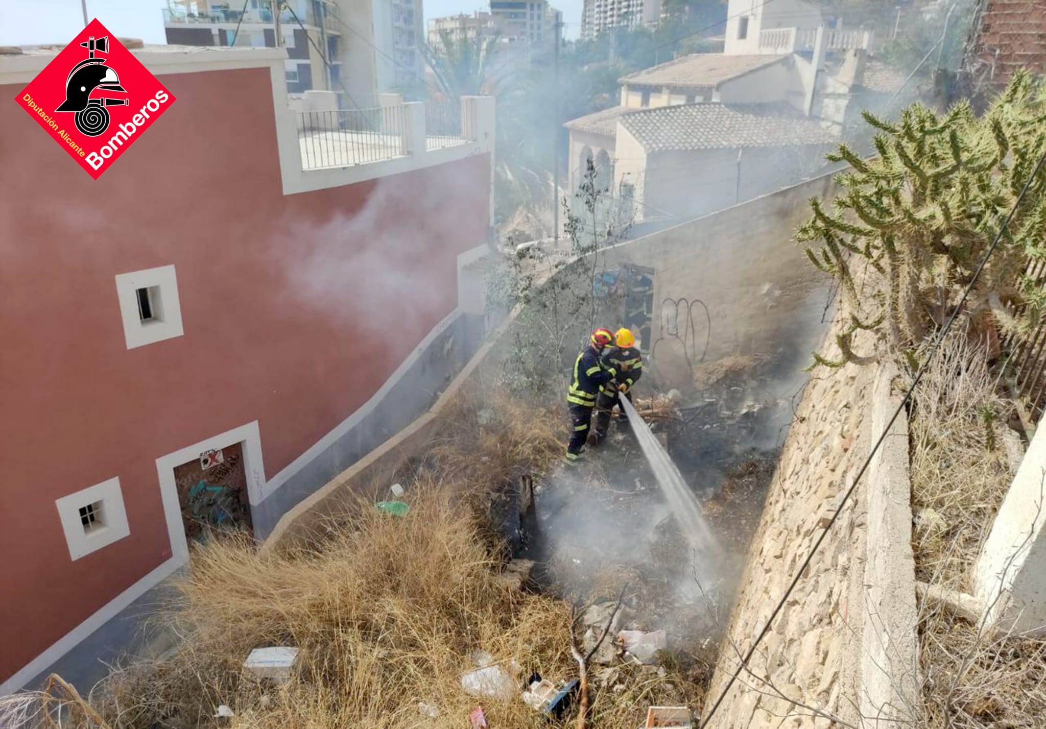 Sofocan un fuego declarado en una parcela con vegetación en La Vila Joiosa Sofocan un fuego declarado en una parcela con vegetación en La Vila Joiosa