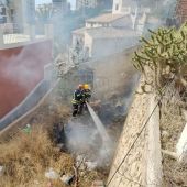 Sofocan un fuego declarado en una parcela con vegetación en La Vila Joiosa 