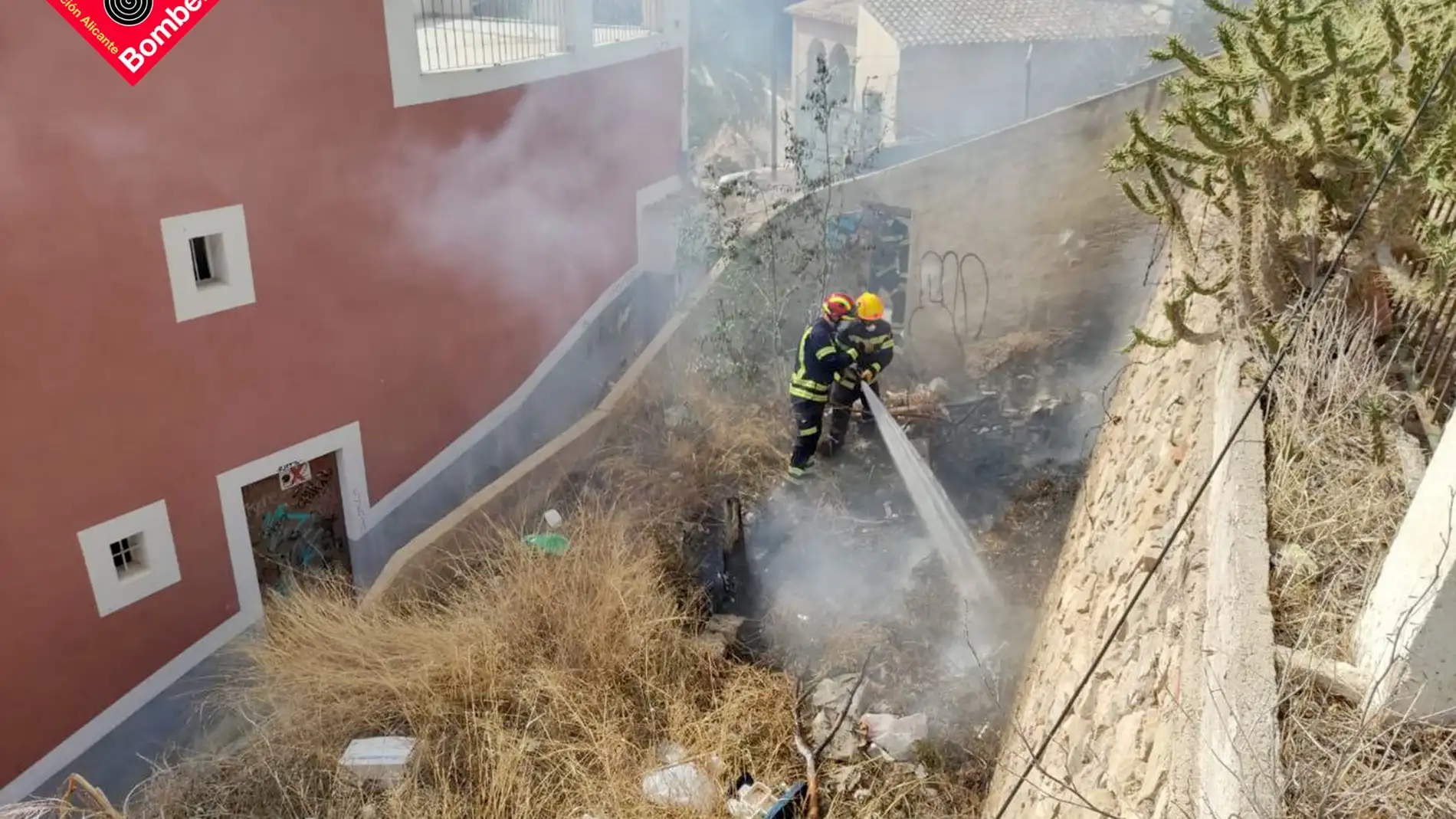 Sofocan un fuego declarado en una parcela con vegetación en La Vila Joiosa 