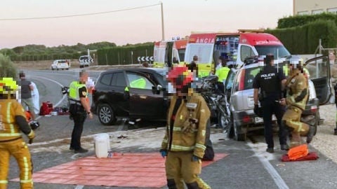 Servicios de emergencia en el lugar de la colisi&oacute;n frontal.