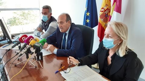 Gil, Huete y Mendiola durante la rueda de prensa Gil, Huete y Mendiola durante la rueda de prensa