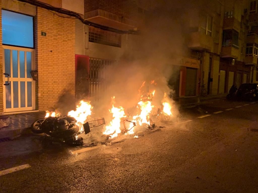Cinco motos calcinadas la pasada madrugada en la calle Virgen de Montserrate de Alicante Cinco motos calcinadas la pasada madrugada en la calle Virgen de Montserrate de Alicante