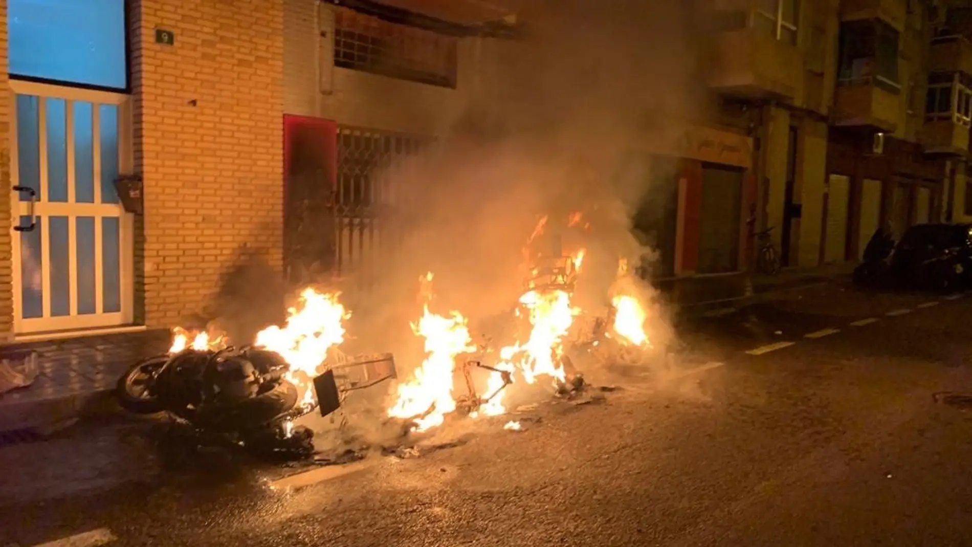 Varias motos arden en la calle Virgen de Montserrate