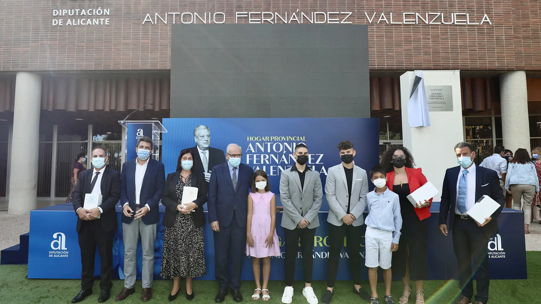 Alfonso Guerra con Carlos Mazón y la familia de Fernández Valenzuela