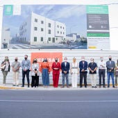 Patricia Cavada e invitados en el solar donde se edificará este bloque de viviendas.