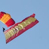 Un salto de un paracaidista en el Día de la Hispanidad