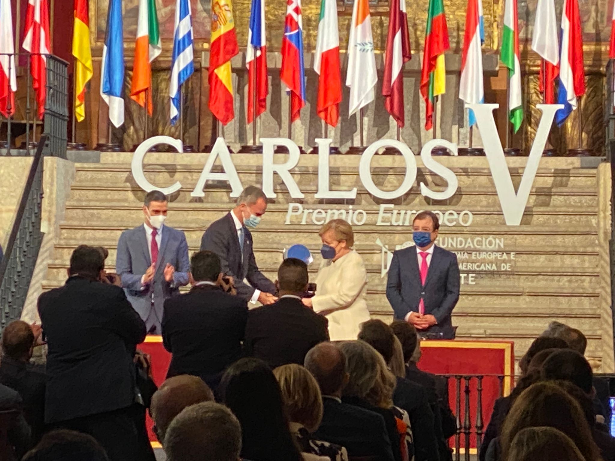 Angela Merkel recibe el galardón de manos del Rey Felipe VI Angela Merkel recibe el galardón de manos del Rey Felipe VI