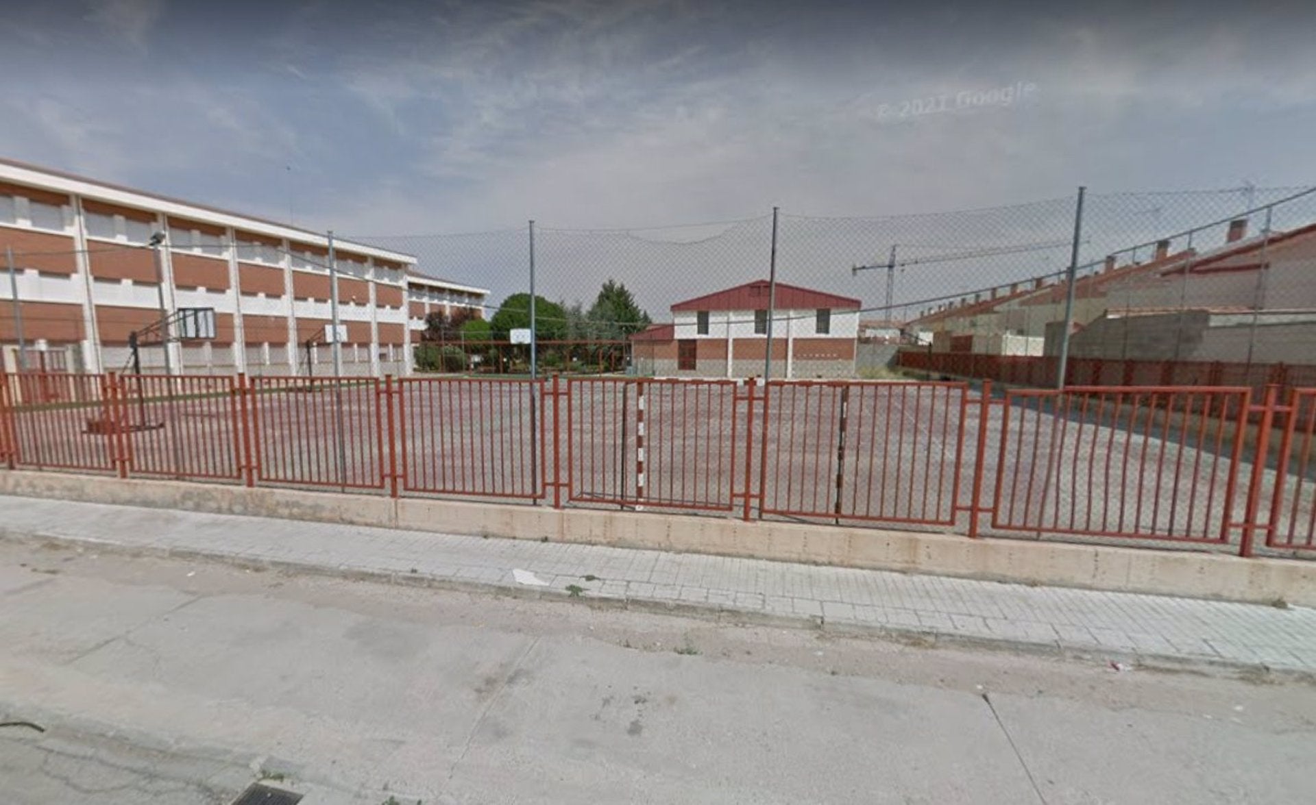 Herido un menor de 14 años tras precipitarse tres metros por un tragaluz del IES Airén de Tomelloso Herido un menor de 14 años tras precipitarse tres metros por un tragaluz del IES Airén de Tomelloso