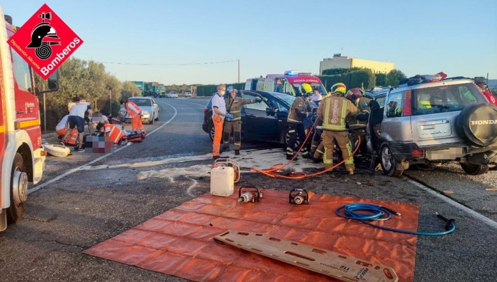 Servicios de emergencias en el lugar de la colisión frontal en Elche.