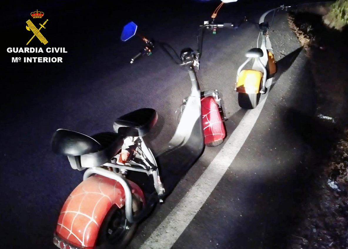 La Guardia Civil sorprende a una joven pareja circulando en los conocidos como patinetes a motor por autovía La Guardia Civil sorprende a una joven pareja circulando en los conocidos como patinetes a motor por autovía