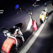 La Guardia Civil sorprende a una joven pareja circulando en los conocidos como patinetes a motor por autovía