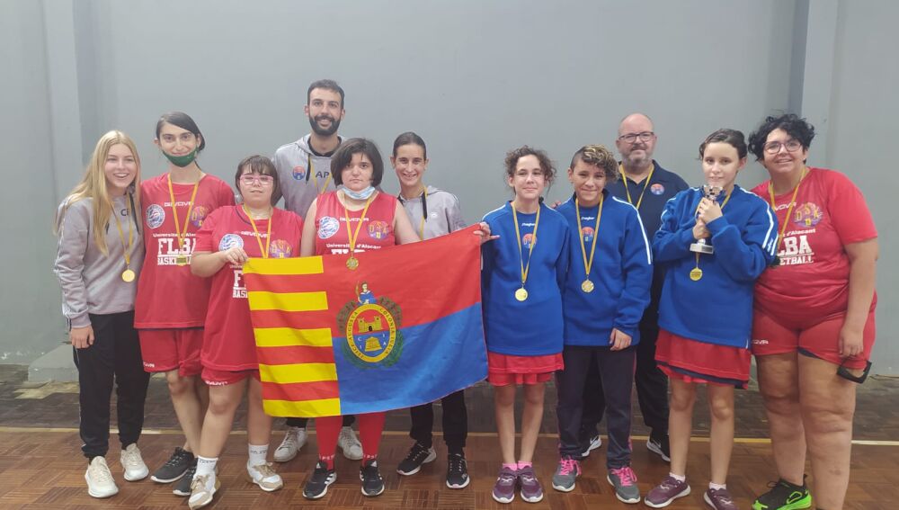 El Deportes Sin Adjetivos se proclama subcampeón autonómico de baloncesto femenino en su estreno oficial. El Deportes Sin Adjetivos se proclama subcampeón autonómico de baloncesto femenino en su estreno oficial.