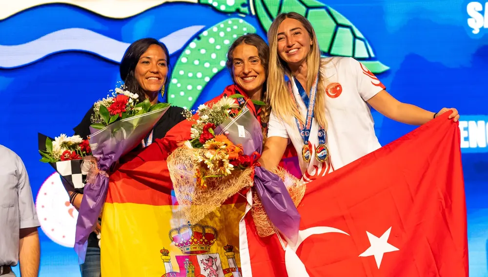 Isabel Sánchez-Arán, en el centro, junto a la estadounidense Enchante Gallardo y la turca Sahika Ercumen.