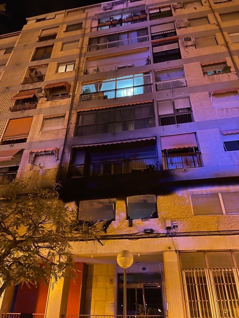 Cuatro heridos por inhalación de humo durante el incendio de una vivienda en Alicante Cuatro heridos por inhalación de humo durante el incendio de una vivienda en Alicante