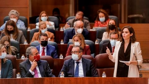La presidenta madrile&ntilde;a, Isabel D&iacute;az Ayuso durante el pleno celebrado este jueves en la Asamblea de Madrid.