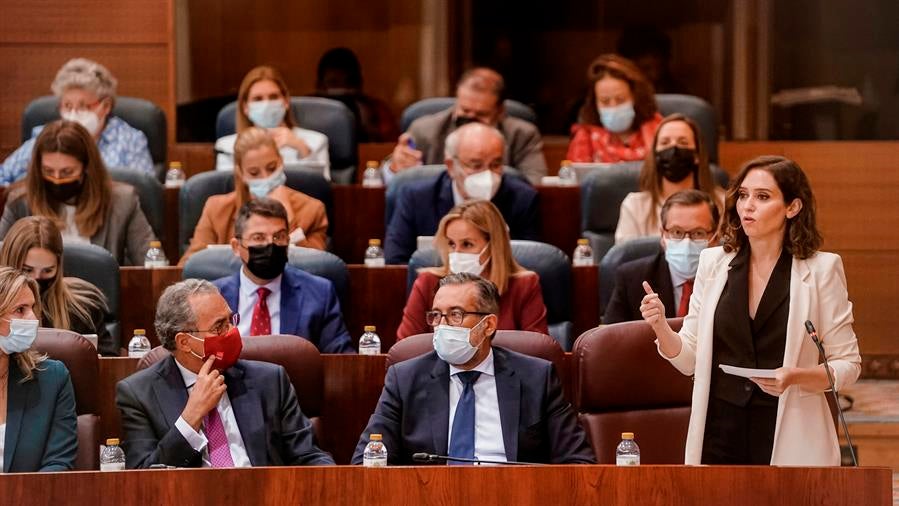 Ayuso asegura que "no puede regalar" la educación "a todo el mundo" porque el sistema no sería sostenible Ayuso asegura que "no puede regalar" la educación "a todo el mundo" porque el sistema no sería sostenible