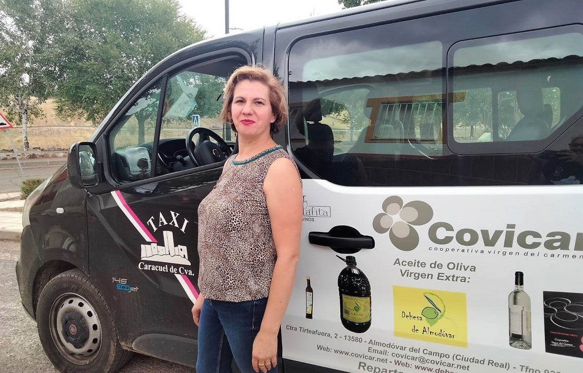 María Rocío, taxista en Caracuel: "No he tenido problemas para que me acepten como una mujer taxista" María Rocío, taxista en Caracuel: "No he tenido problemas para que me acepten como una mujer taxista"