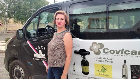 María Rocío Amores junto a su taxi María Rocío Amores junto a su taxi