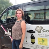 María Rocío Amores junto a su taxi María Rocío Amores junto a su taxi