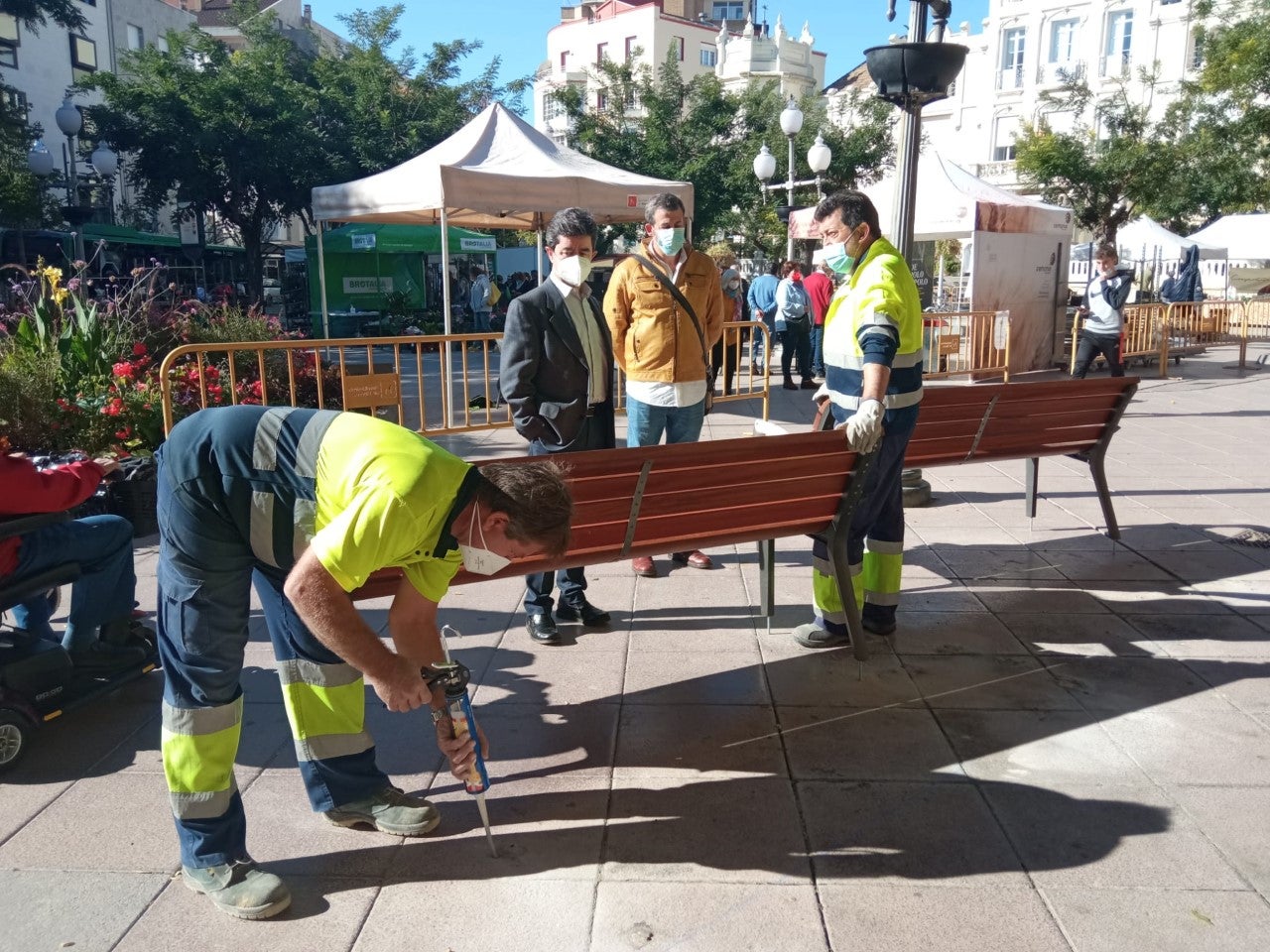Renovados una treintena de bancos de la plaza de Navarra Renovados una treintena de bancos de la plaza de Navarra