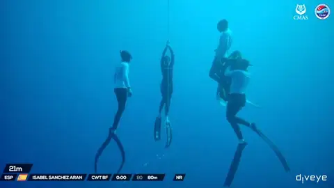 Isabel Sánchez-Arán, en la inmersión que le valió el récord nacional de buceo libre. APNEA