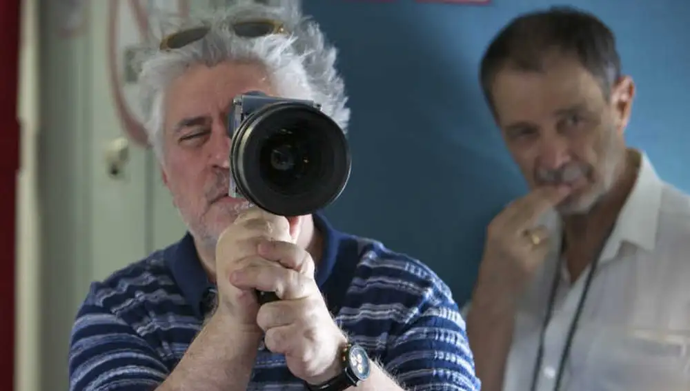 El director de fotografía José Luis Alcaine observa una escena detrás de Pedro Almodóvar